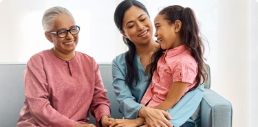 Grand-mère, mère et fille sur un sofa