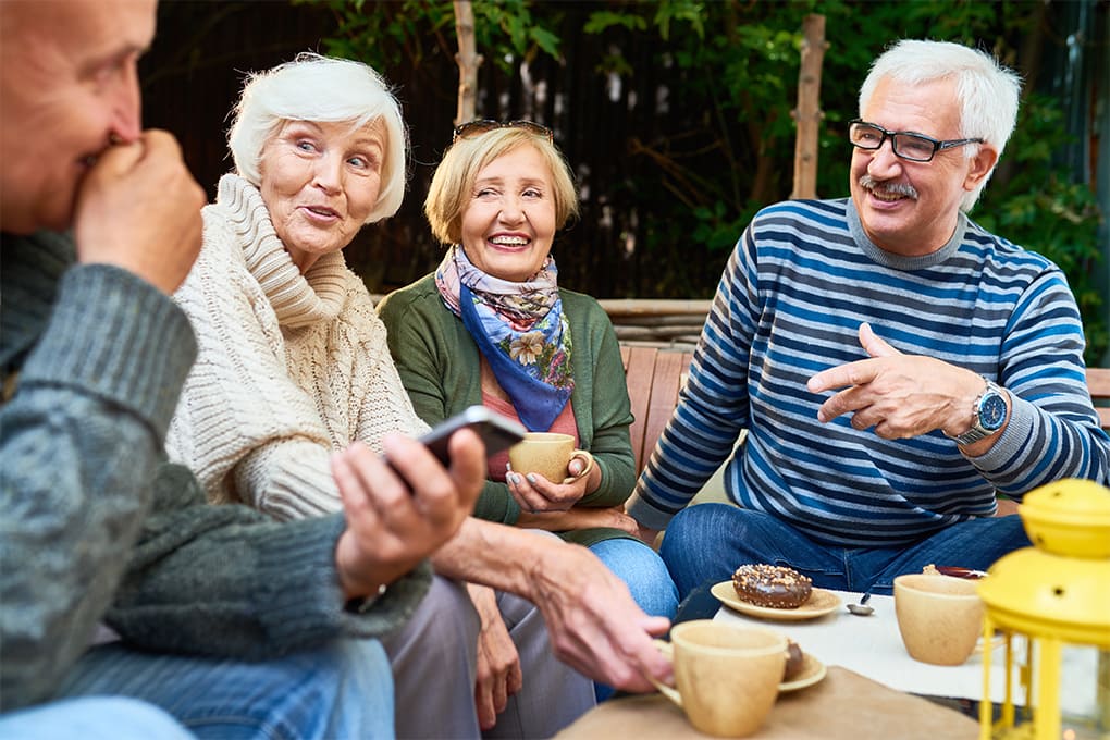 Photo d’un groupe de personnes qui discutent et sourient